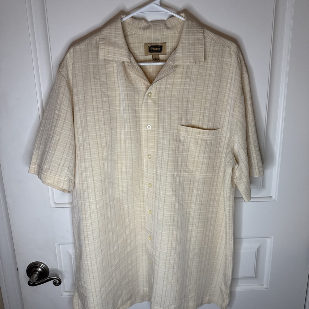 Preowned Excellent Condition Foundry Men's Short Sleeve Button-Up Sz LT